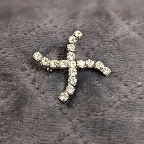 Jewelry - 🎉Host Pick🎉 Vintage Clear Rhinestone "X" Brooche
